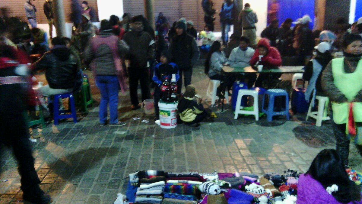 Un niño vende ron cola entre la multitud durante Inti Raymi, en Cusco.