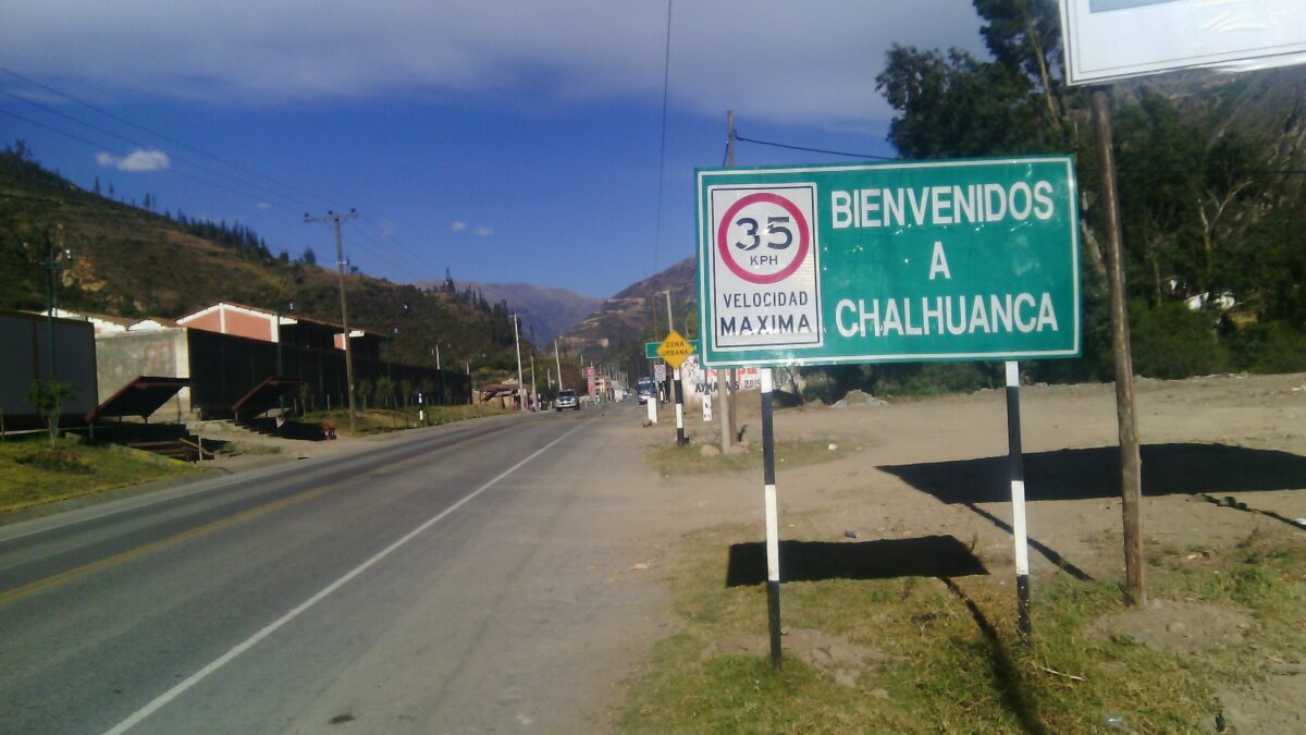 Un cartel que indica la llegada a Chalhuanca.
