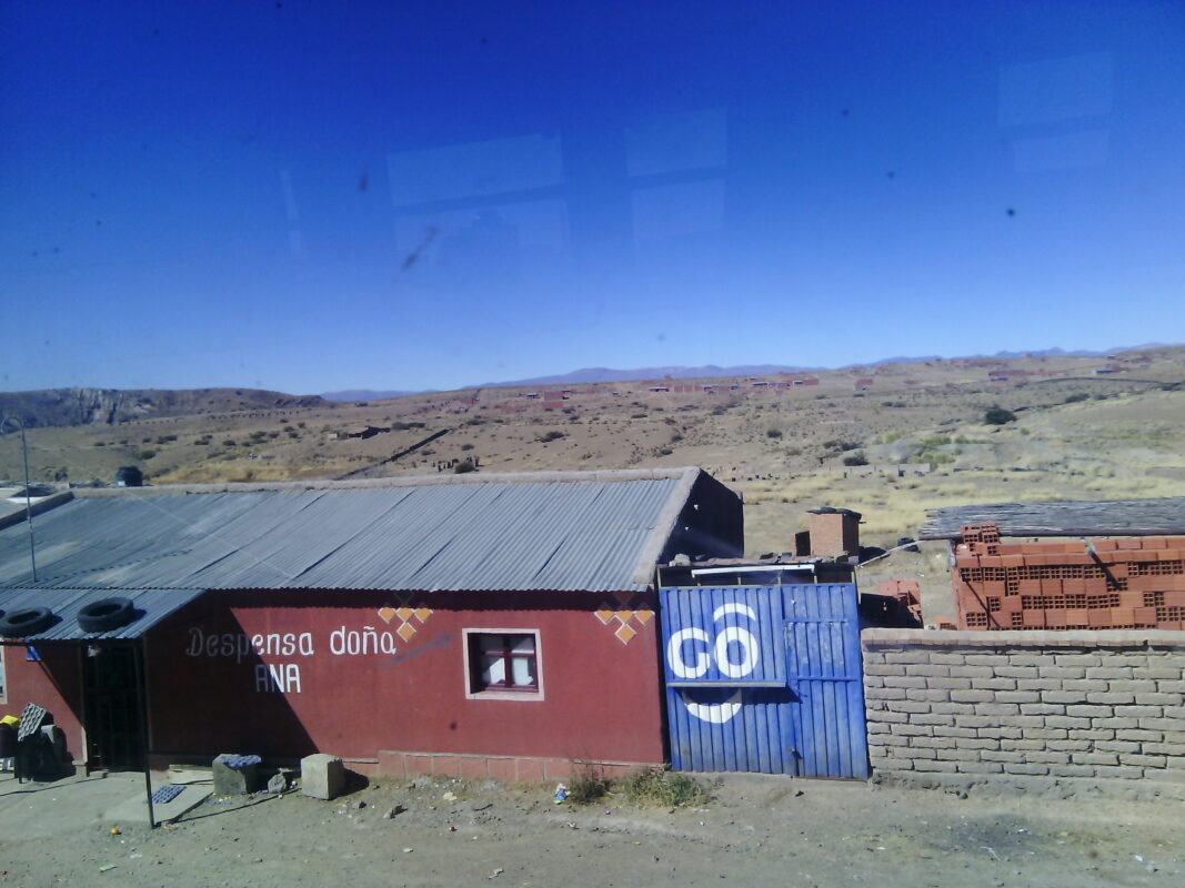 Una fotografía mal tomada de un paisaje árido. Primer día de Federico en Bolivia.