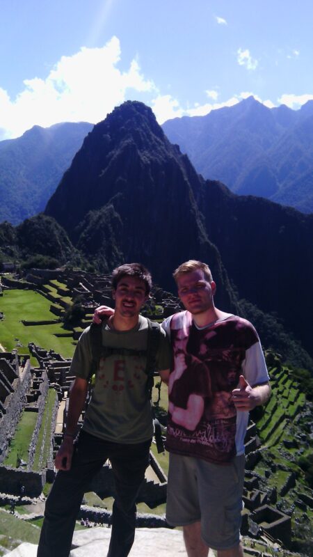 La única foto que me saqué en Macchu Pichu. Salgo abrazado con otro guaso.