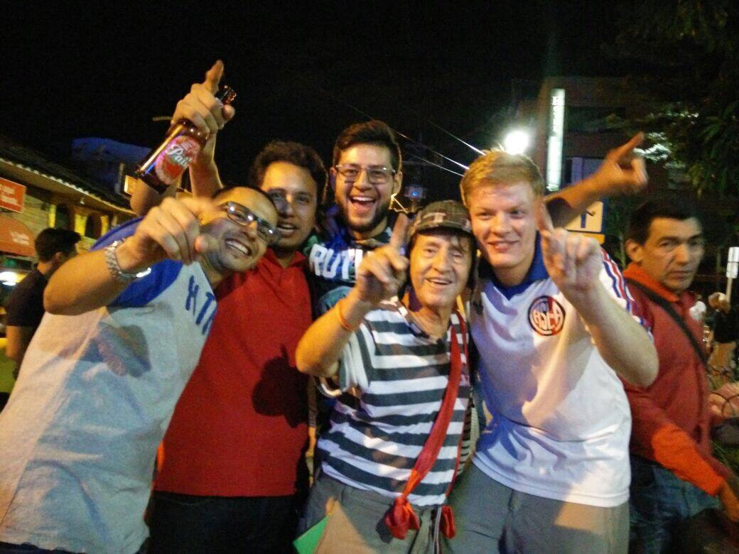 De fiesta en Medellín con Roberto Gómez Bolaños y mis amigos colombianos/mexicanos.