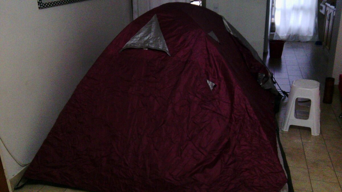 Armé la carpa en el living. Porque sí.