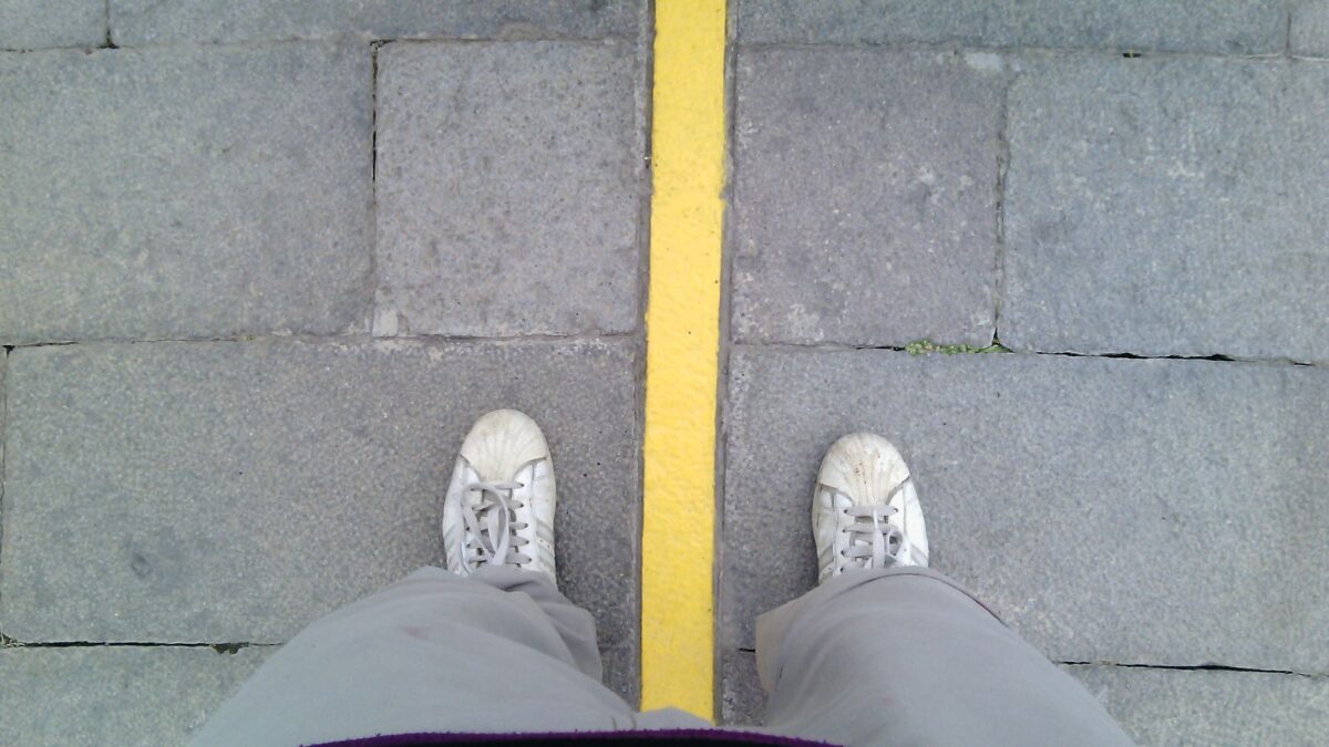 Zapatillas sucias en la mitad del mundo. Con esas caminé hasta Machu Picchu.