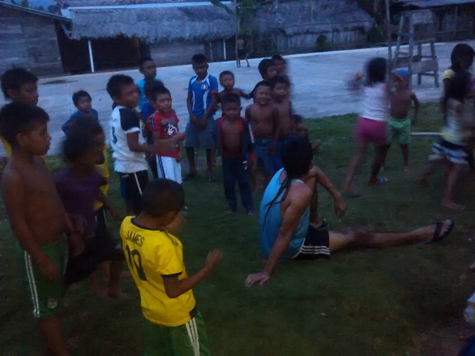 Jugando con los críos.