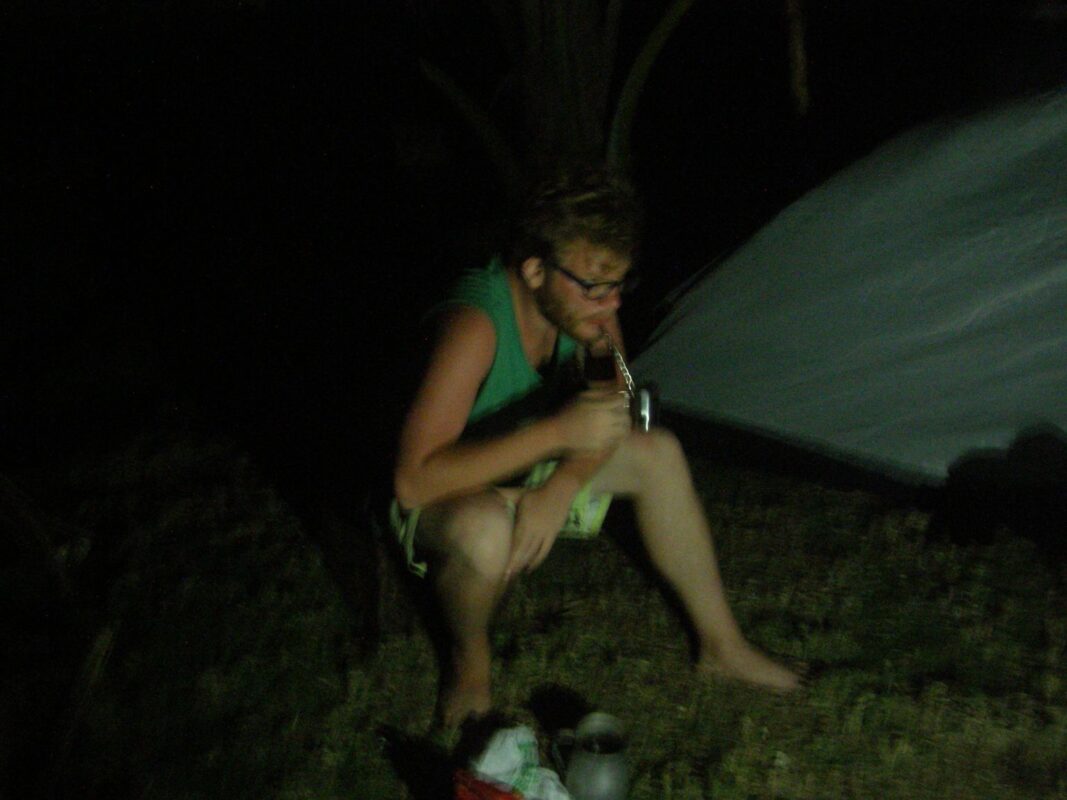 Tomando mate junto a la carpa en Obaldía.