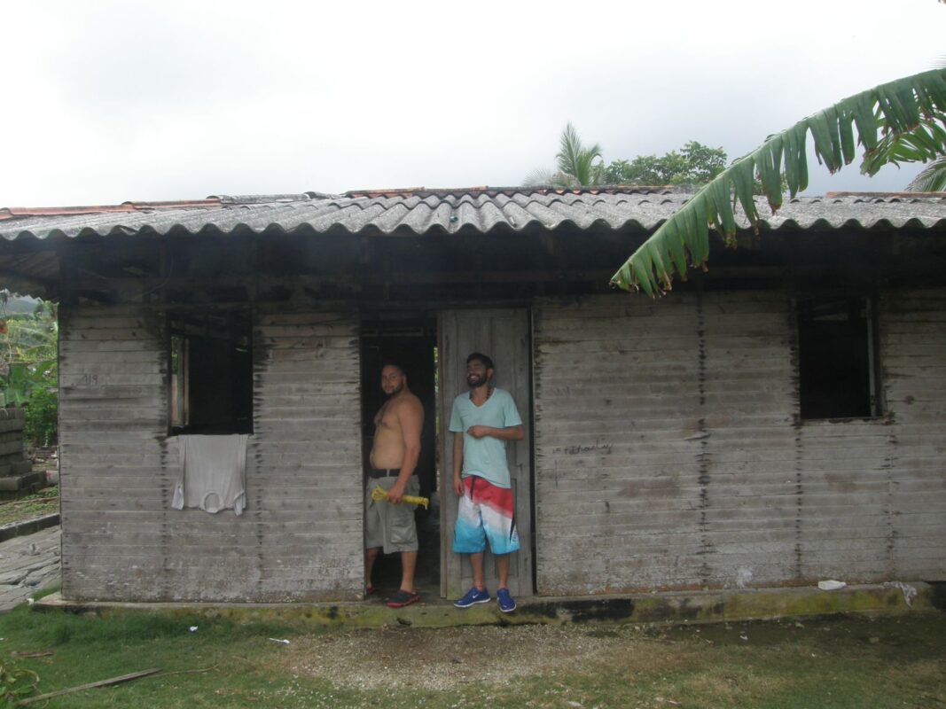 Aquile y Luis en la casa abandonada donde nos refugiamos de la tormenta.