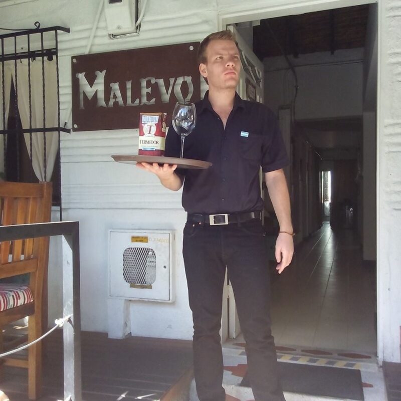 Trabajando como mesero en Malevo.