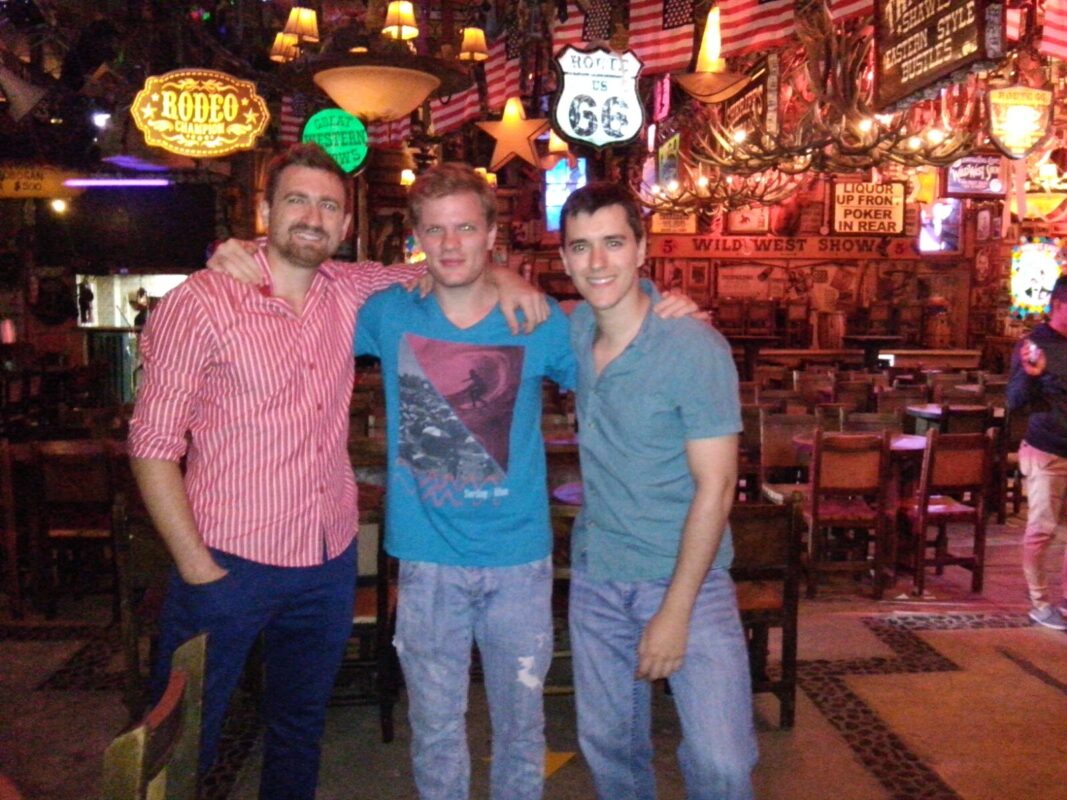 Con mis amigos en Medellín.