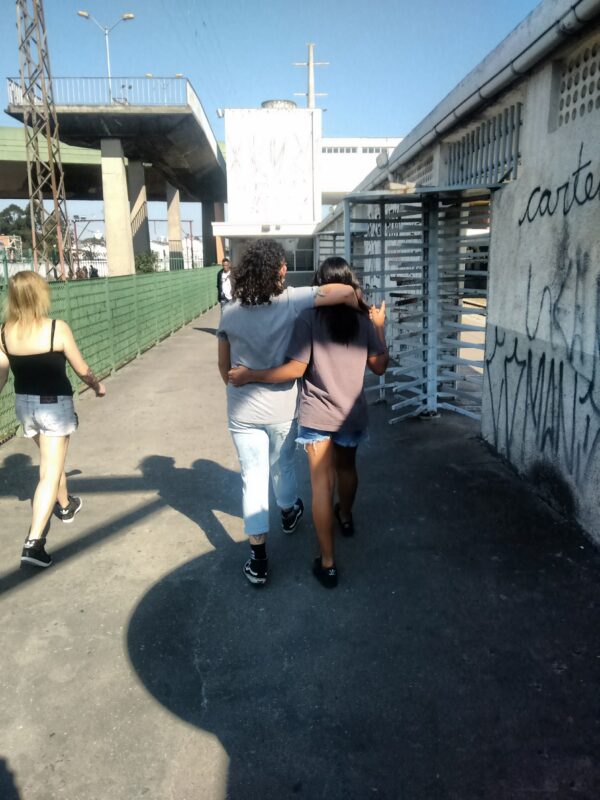 Yendo a pegar faso a la favela.