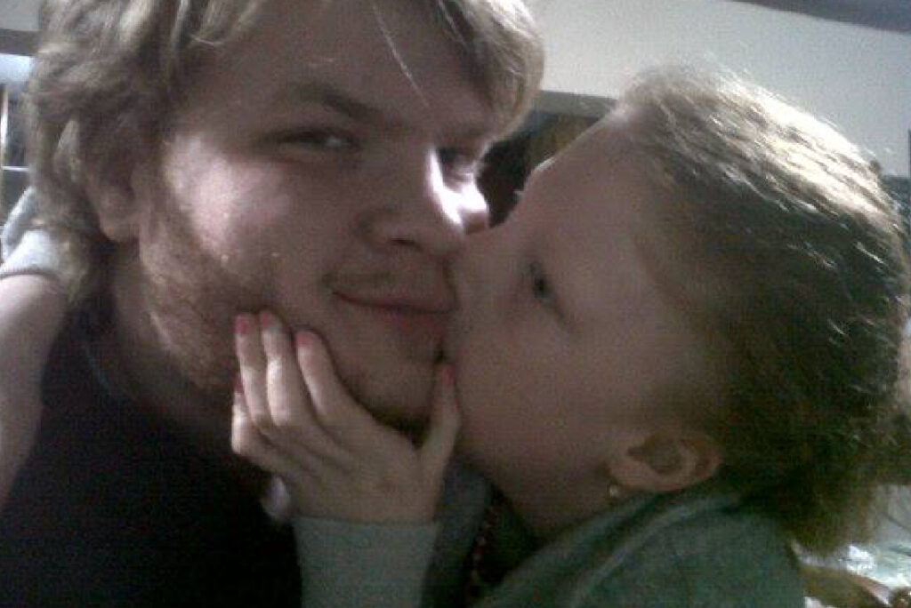 Federico Piccioni Aimar abrazando a su hermana Ángeles